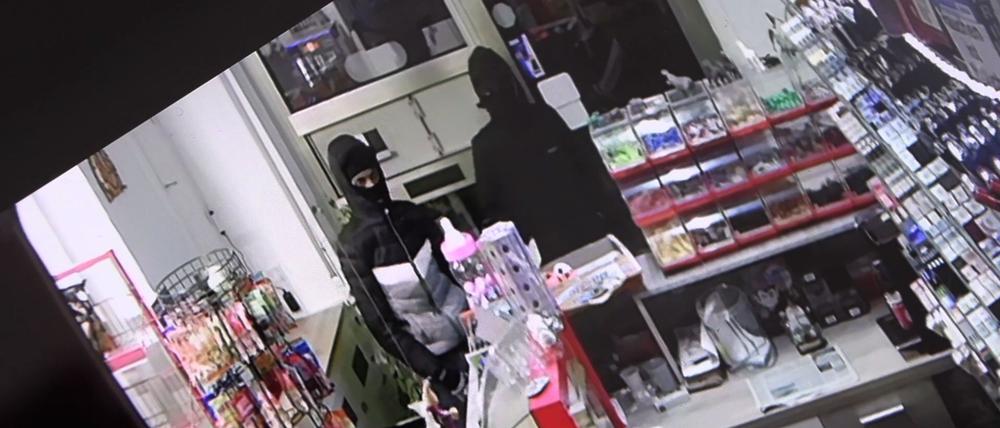 Der Kioskbesitzer sperrte die zwei mit einem Messer bewaffneten Räuber ein.