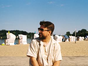 Rapper Prinz Pi im Strandbad Wannsee