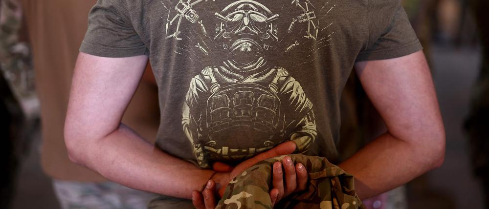 Ein ukrainischer Soldat bei den Feierlichkeiten zum Unabhängigkeitstag der Ukraine (Symboldbild).
