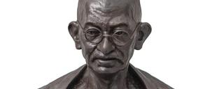 Bronze-Büste von Mahatma Gandhi von dem Bildhauer Shri Gautam.