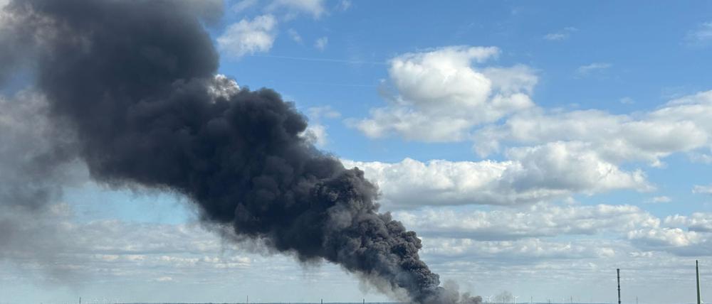 Ein Großbrand im Hamburger Hafengebiet beschäftigt Hunderte Feuerwehrleute.