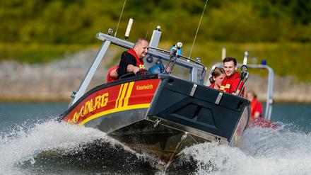 Die DLRG sicherte das teils gesunkene Sportboot. (Symbolbild)