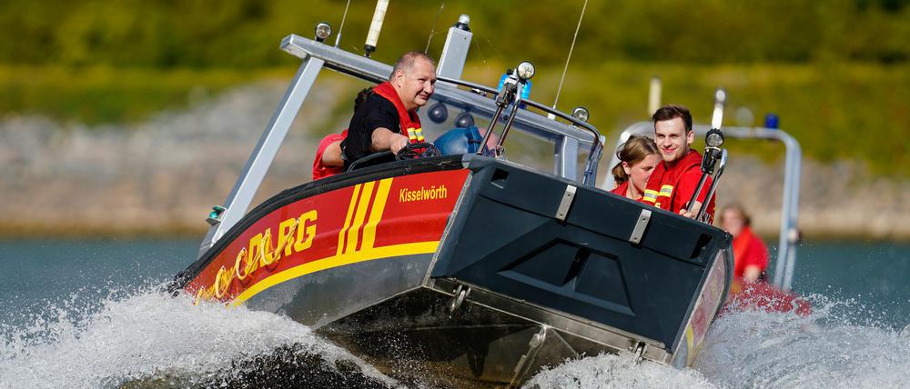 Die DLRG sicherte das teils gesunkene Sportboot. (Symbolbild)