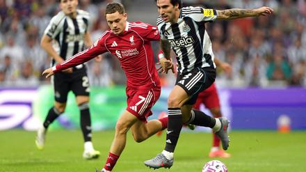 Florian Wirtz (links) kämpft mit Sandro Tonali um den Ball.