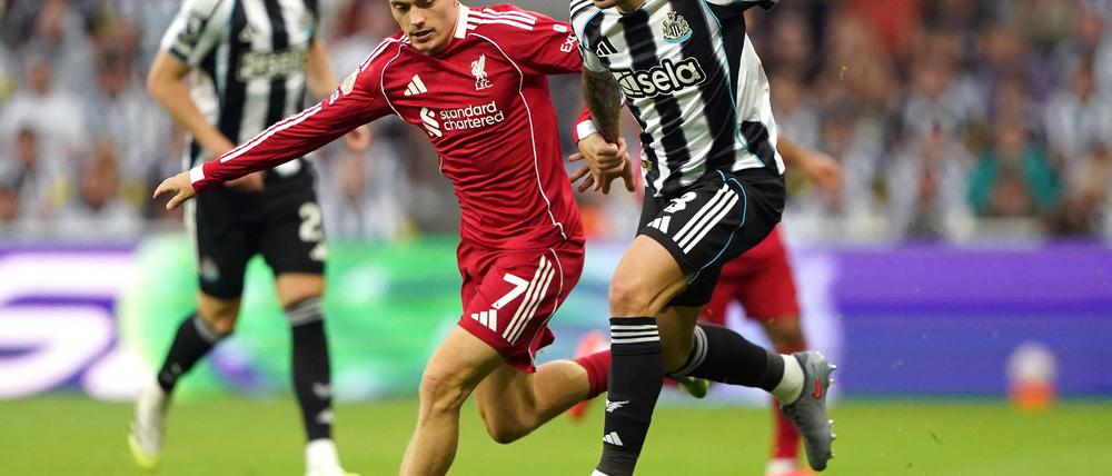 Florian Wirtz (links) kämpft mit Sandro Tonali um den Ball.