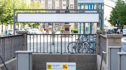 Nach der Straße wird auch die U-Bahn-Station umbenannt: In der Nacht auf Mittwoch werden die neuen Schilder mit dem Namen Anton-Wilhelm-Amo-Straße angebracht. (Archivbild)