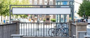 Nach der Straße wird auch die U-Bahn-Station umbenannt: In der Nacht auf Mittwoch werden die neuen Schilder mit dem Namen Anton-Wilhelm-Amo-Straße angebracht. (Archivbild)