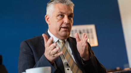 Brandenburgs Polizeipräsident zeigt sich aufgeschlossen bei der Anwendung von KI auch zur Strafverfolgung. 