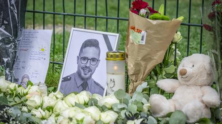 Nach der Tötung von Polizeioberkommissar Simon B. herrscht am Samstag auch zwei Tage nach der Tat in der Völklinger Innenstadt Trauer und Bestürzung. 