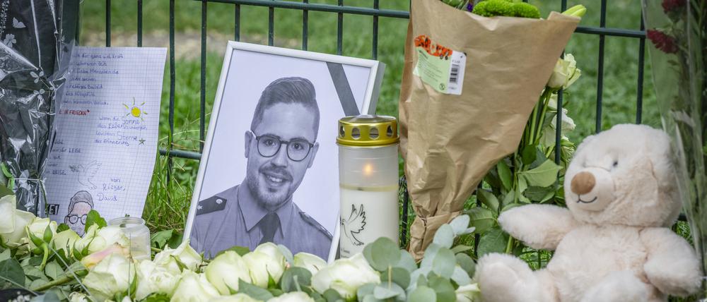 Nach der Tötung von Polizeioberkommissar Simon B. herrscht am Samstag auch zwei Tage nach der Tat in der Völklinger Innenstadt Trauer und Bestürzung.