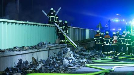 Einsatzkräfte der Feuerwehr sind dabei einen Brand in einem Industriegebiet im Hamburger Hafen zu löschen. Nachdem in einer Lagerhalle in einem Hamburger Gewerbegebiet ein Feuer ausbrach kam es zu mehreren Explosionen. 