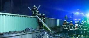 Einsatzkräfte der Feuerwehr sind dabei einen Brand in einem Industriegebiet im Hamburger Hafen zu löschen. Nachdem in einer Lagerhalle in einem Hamburger Gewerbegebiet ein Feuer ausbrach kam es zu mehreren Explosionen. 