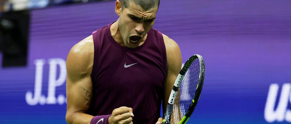 Carlos Alcaraz überraschte in New York mit kurz geschorenen Haaren.