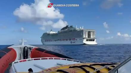 Dieses Videostandbild der italienischen Küstenwache zeigt das havarierte Kreuzfahrtschiff „MSC World Europa“ vor der italienischen Insel Ponza.