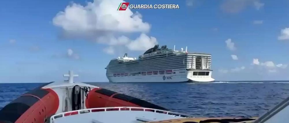 Dieses Videostandbild der italienischen Küstenwache zeigt das havarierte Kreuzfahrtschiff „MSC World Europa“ vor der italienischen Insel Ponza.
