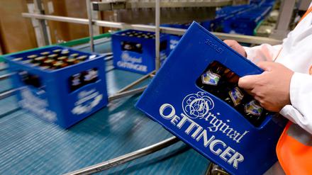 Produktion in der Oettinger Brauerei in Braunschweig. Derzeit ruht die Produktion wegen eines Warnstreiks. (Archivbild)