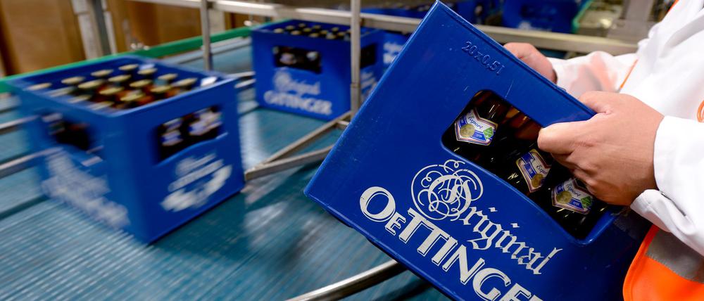 Produktion in der Oettinger Brauerei in Braunschweig. Derzeit ruht die Produktion wegen eines Warnstreiks. (Archivbild)
