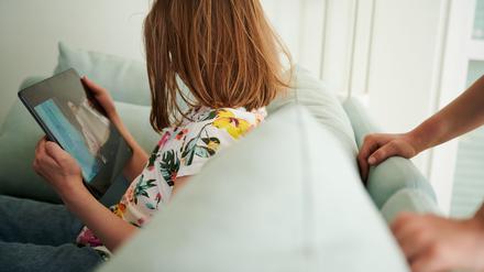 Dass Kinder so viel am Tablet oder Smartphone hängen, macht vielen Eltern große Sorgen. (Symbolbild)