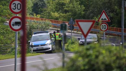 Die Bundespolizei steht an der West-Oder-Brücke im brandenburgischen Mescherin aus Polen kommende Pkw.