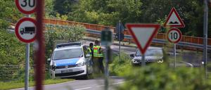 Die Bundespolizei steht an der West-Oder-Brücke im brandenburgischen Mescherin aus Polen kommende Pkw.