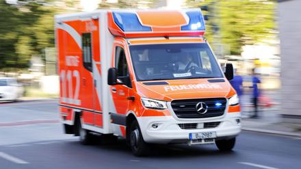 Rettungswagen der Berliner Feuerwehr mit Blaulicht und Sondersignalen.