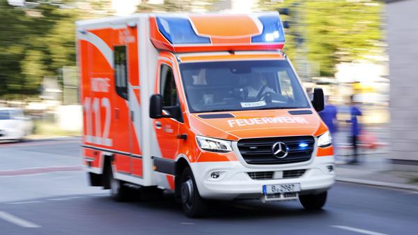 Rettungswagen der Berliner Feuerwehr mit Blaulicht und Sondersignalen.