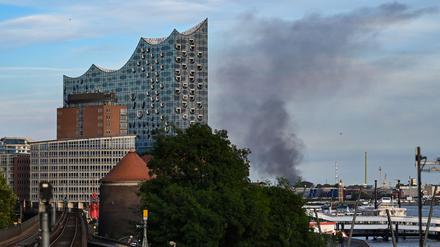 25.08.2025, Hamburg: Eine Rauchwolke steigt im Hamburger Hafen in die Luft.