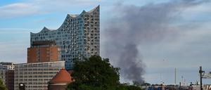 25.08.2025, Hamburg: Eine Rauchwolke steigt im Hamburger Hafen in die Luft.
