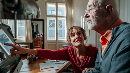 Die Handhabung elektronischer Geräte fällt älteren Menschen schwer.