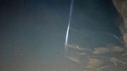 Was ist denn das? - Treibstofftropfen einer Rakete hinterlassen Lichtstreifen (Foto-Handout)