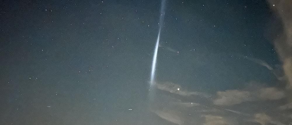 Was ist denn das? - Treibstofftropfen einer Rakete hinterlassen Lichtstreifen (Foto-Handout)