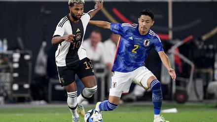 Wechselt zu Werder Bremen: Japans Nationalspieler Yukinari Sugawara (r) (Archivbild)