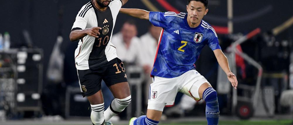 Wechselt zu Werder Bremen: Japans Nationalspieler Yukinari Sugawara (r) (Archivbild)