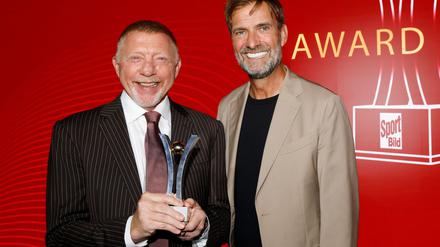 Boris Becker (l), Preisträger in der Kategorie „Legende“, und Laudator Jürgen Klopp stehen zusammen.