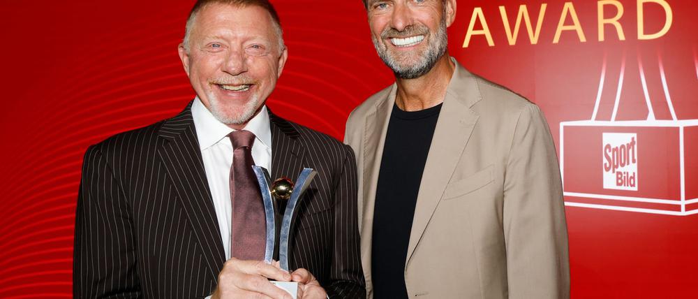 Boris Becker (l), Preisträger in der Kategorie „Legende“, und Laudator Jürgen Klopp stehen zusammen.