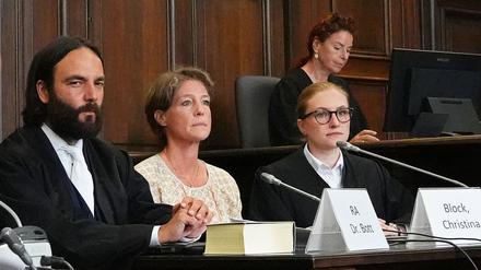 Anwalt Ingo Bott, Christina Block und Anwältin Paula Wlodarek sitzen im Gerichtssaal beim Prozess wegen mutmaßlicher Kindesentführung im Landgericht Hamburg.
