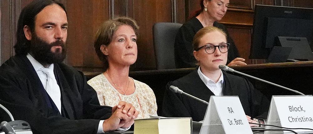 Anwalt Ingo Bott, Christina Block und Anwältin Paula Wlodarek sitzen im Gerichtssaal beim Prozess wegen mutmaßlicher Kindesentführung im Landgericht Hamburg.