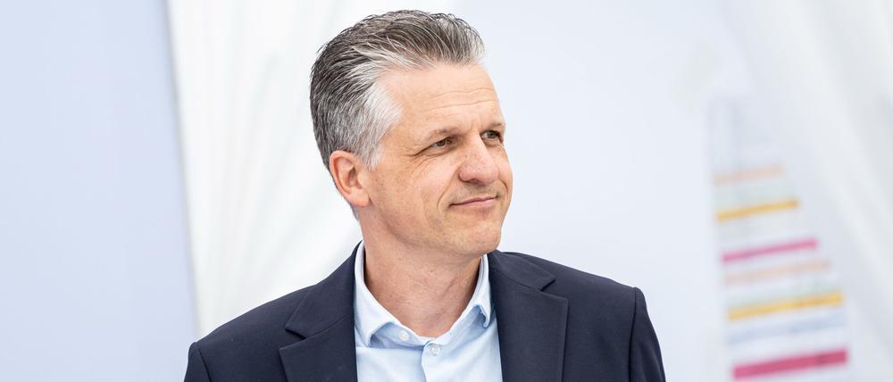 24.08.2025, Berlin: Thorsten Frei (CDU), Chef des Bundeskanzleramts, nimmt am Tag der offenen Tür der neuen Bundesregierung im Bundeskanzleramt an einem Bühnengespräch teil.