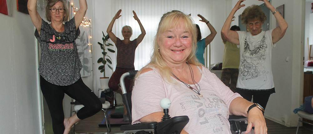 Gundula Lehmann ist Yogatrainerin für Menschen mit Behinderungen und selbst seit zwölf Jahren auf den Rollstuhl angewiesen.