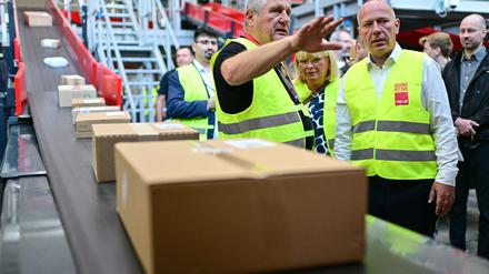 Berlins Regierender Bürgermeister besuchte im Bezirk Spandau ein Postverteilzentrum. Dafür legte er auch selbst Hand an.