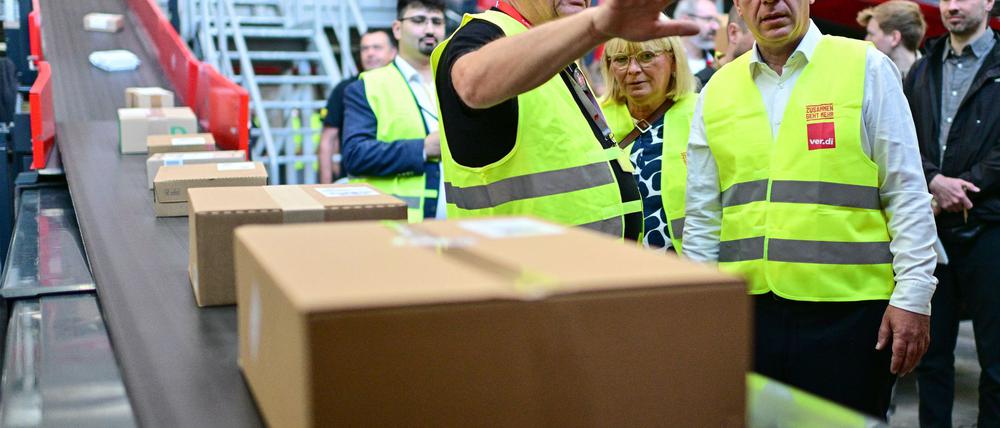 Berlins Regierender Bürgermeister besuchte im Bezirk Spandau ein Postverteilzentrum. Dafür legte er auch selbst Hand an.