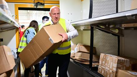 Der Regierende Bürgermeister als Paketzusteller: das Maximalgewicht soll abgesenkt werden
