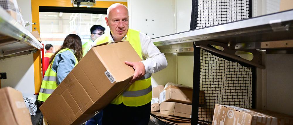 Der Regierende Bürgermeister als Paketzusteller: das Maximalgewicht soll abgesenkt werden