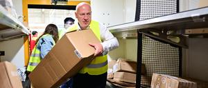 Der Regierende Bürgermeister als Paketzusteller: das Maximalgewicht soll abgesenkt werden