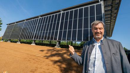 Bayerns Ministerpräsident Markus Söder (CSU) bei einer Inbetriebnahme einer PV-Überdachung an der Staatsstraße 2584 westlich des Flughafens München.