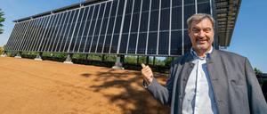 Bayerns Ministerpräsident Markus Söder (CSU) bei einer Inbetriebnahme einer PV-Überdachung an der Staatsstraße 2584 westlich des Flughafens München.