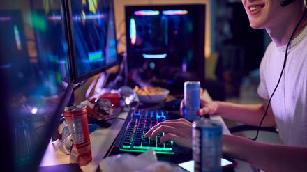 Ein Jugendlicher trinkt Energy-Drinks beim Computerspiel (Symbolbild).