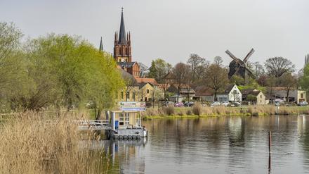 Werder Havel Heilig-Geist-Kirche und Bockwindmühle auf der Havelinsel in Werder Havel, Brandenburg, Deutschland The Holy Spirit Church and Bockwindmühle Goat s windmill on the Havel island in Werder Havel, Brandenburg, Germany 