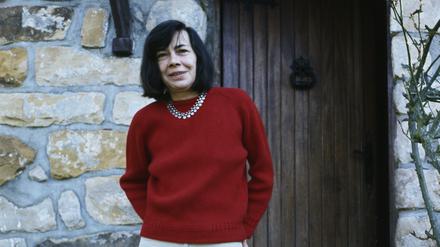 Die Schriftstellerin Patricia Highsmith 1970 vor ihrem Haus in Frankreich
