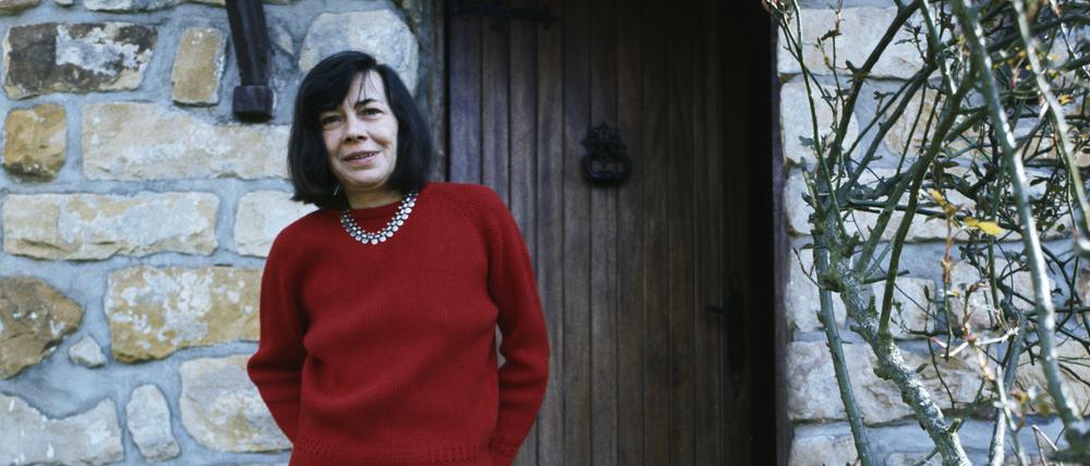 Die Schriftstellerin Patricia Highsmith 1970 vor ihrem Haus in Frankreich